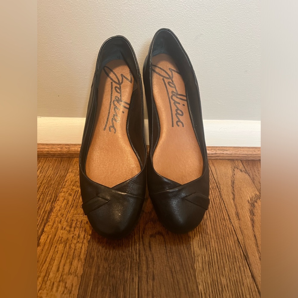 Zodiac Black Leather Sadie Round Toe Slip On Flats Size 6